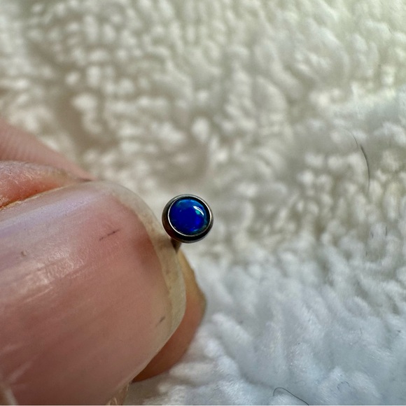 Nose screw with blue stone. 16g. - Picture 7 of 9